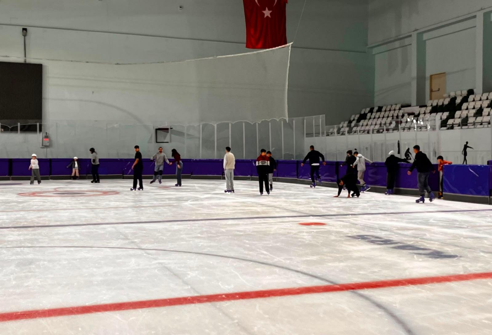 Kars Olimpik Buz Sporları Salonu’nda Halk Seansları Devam Ediyor