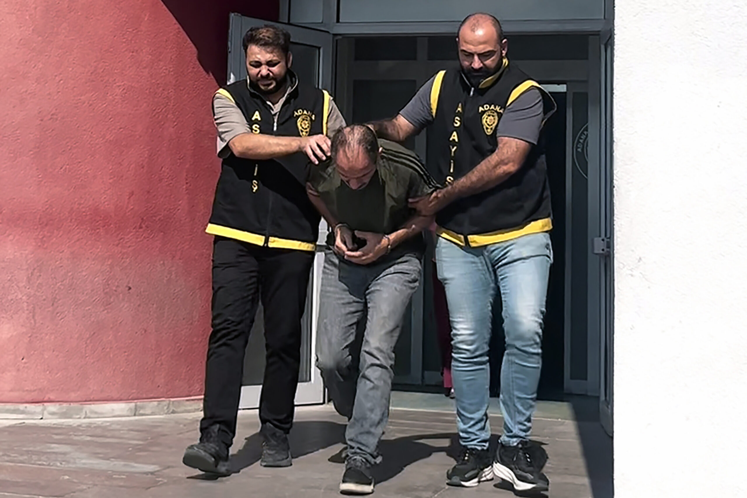 Adana’da Toplam 297 Yıl Hapis Cezası Bulunan Firari Karı Koca Yakalandı