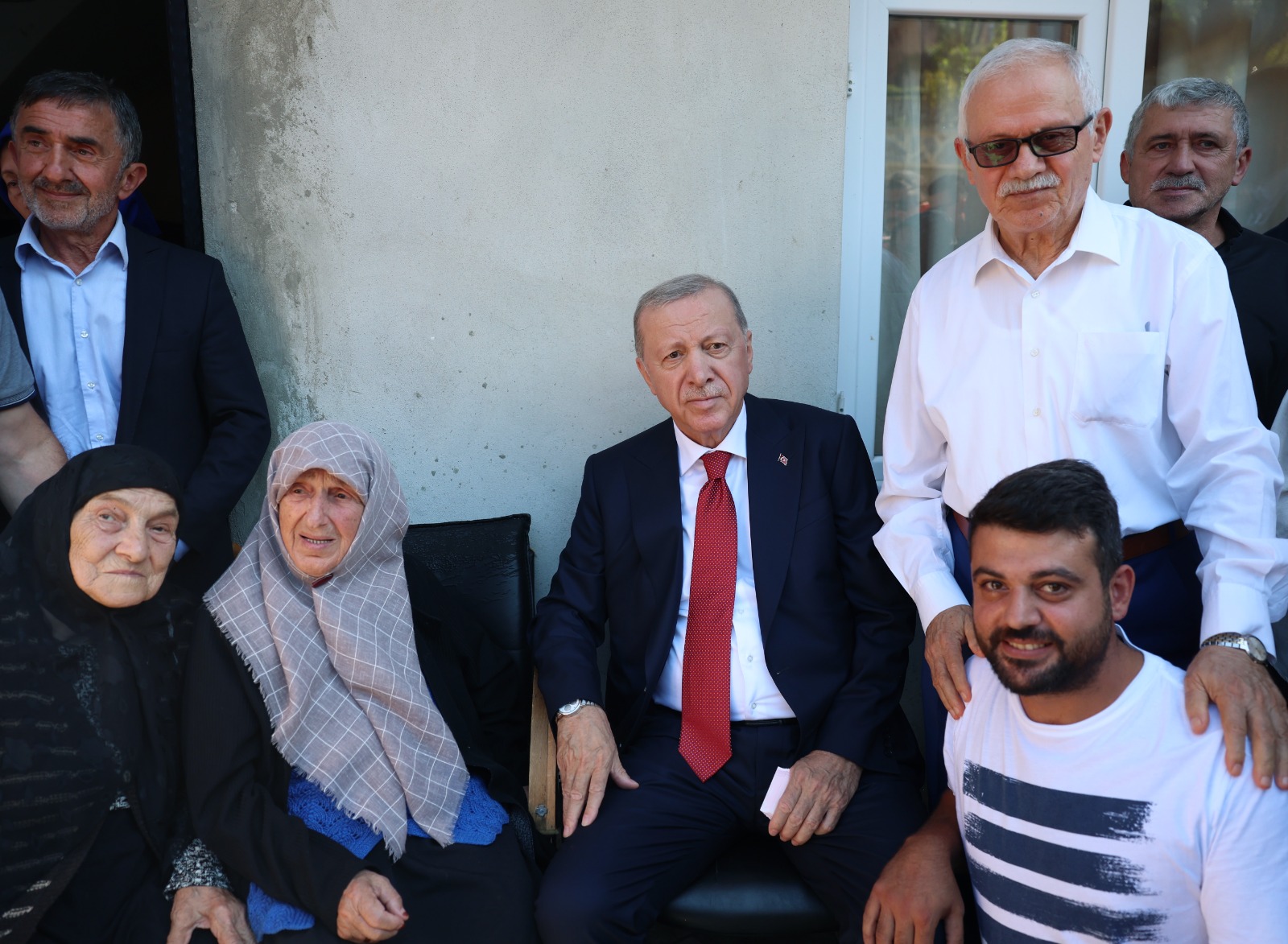 Cumhurbaşkanı Erdoğan Rize’de Komşularıyla Bir Araya Geldi