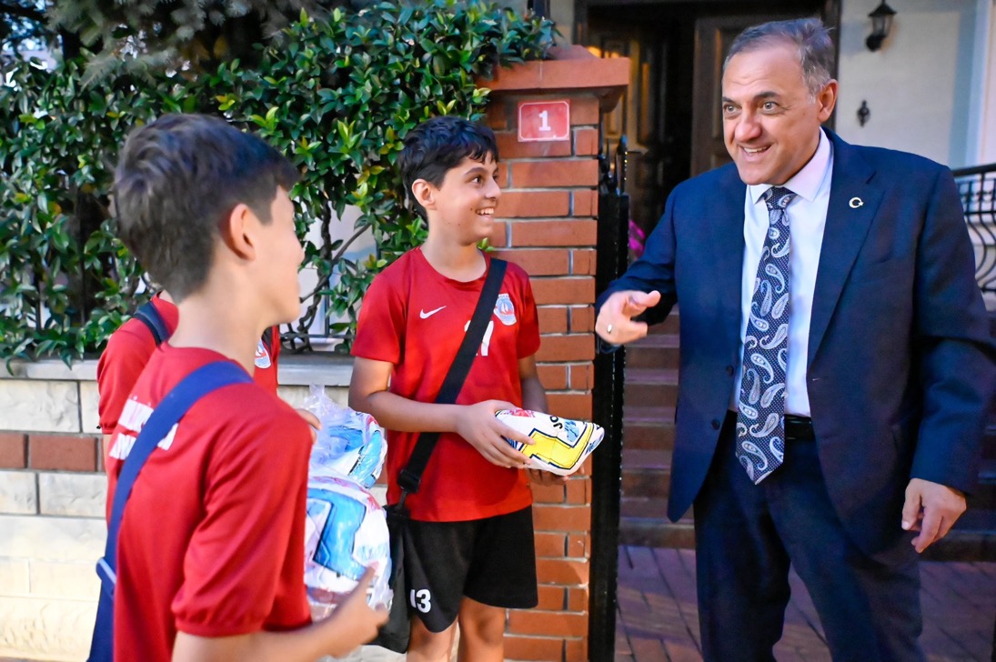 “Vali Amca” İle Geleceğin Sporcuları Buluştu: Yalova’da Devlet-Vatandaş Yakınlığının Güzel Örneği