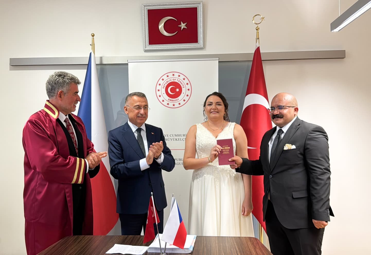 Fuat Oktay Prag’da AFAD Personeli Çiftin Nikah Şahidi Oldu