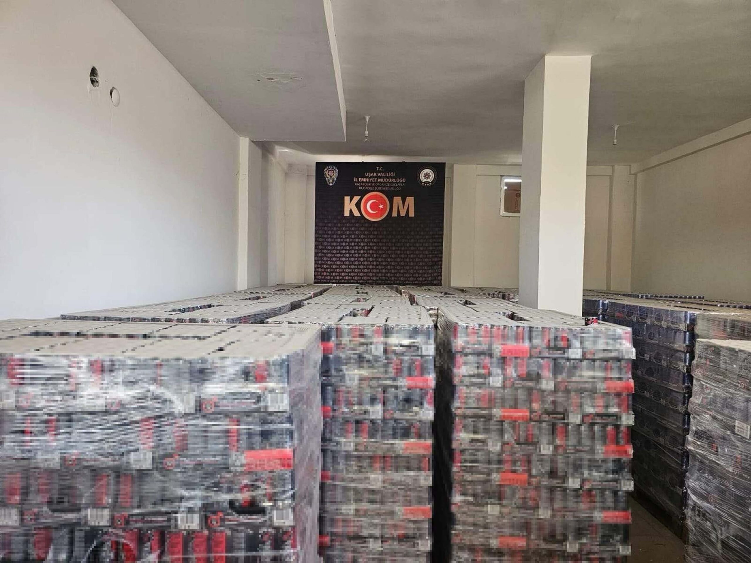 Uşak’ta Kaçakçılık Operasyonu: Binlerce Bozuk Enerji İçeceği Ve Kaçak Tütün Ele Geçirildi