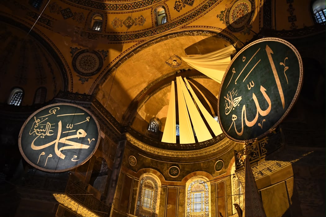 Allah Lafza-i Celâli Ve Ayasofya Görselinin İtalya’daki Törende Kullanılmasına Sert Tepki