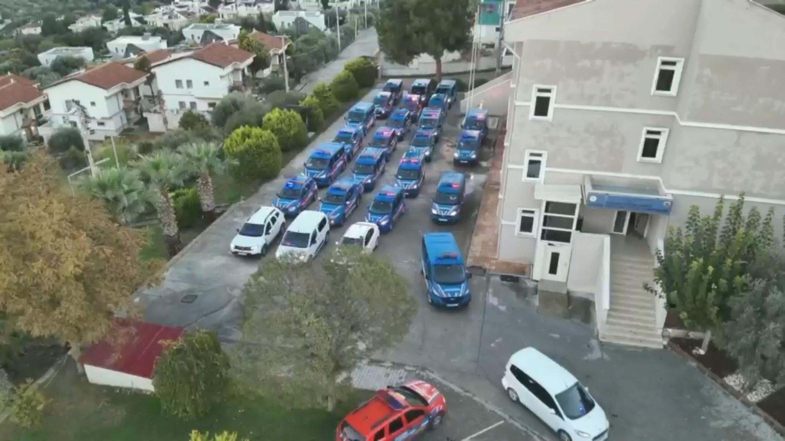 Kuşadası’nda Jandarmadan Eş Zamanlı Uyuşturucu Operasyonu: 45 Gözaltı